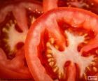 Lezzetli sağlıklı bir salata hazırlamak için domates dilim